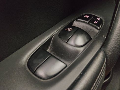 Used 2017 Nissan Rogue SV FWD image 27