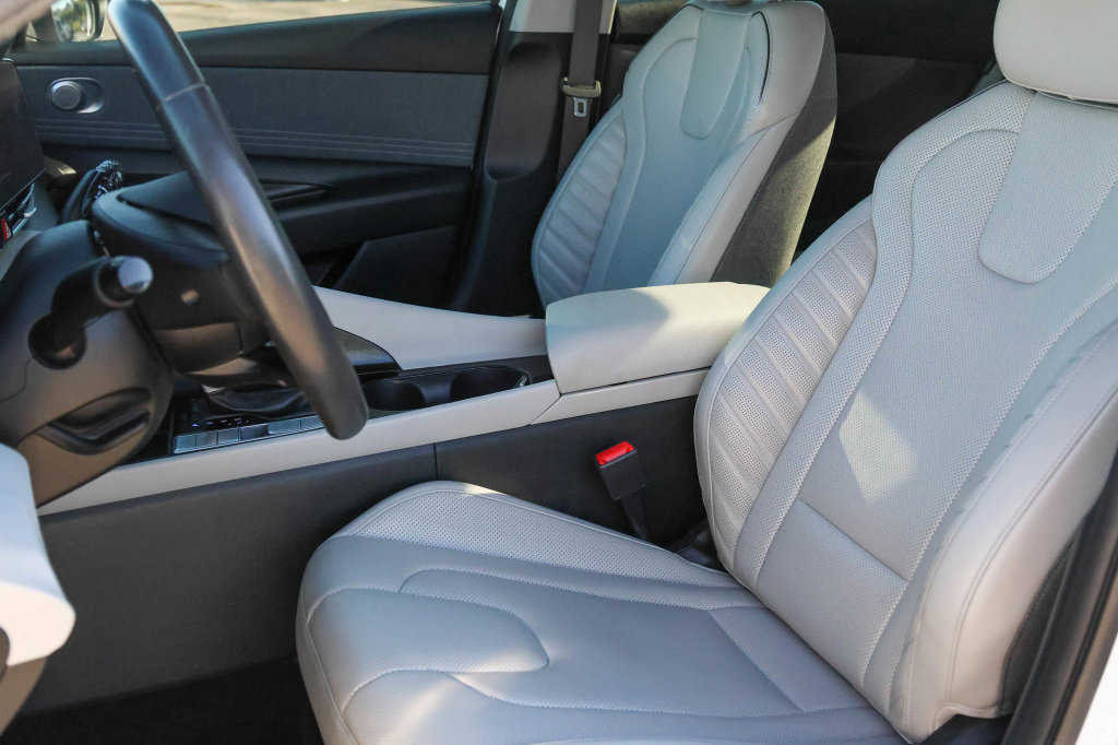 Used 2025 Hyundai Elantra Limited FWD image 11