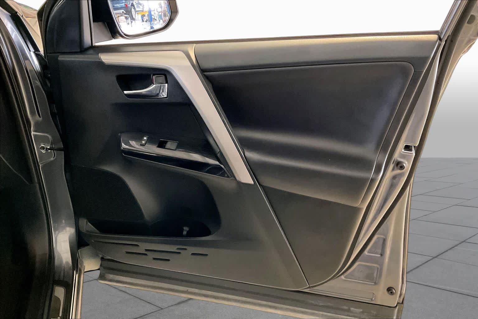 Used 2016 Toyota RAV4 Limited FWD image 21