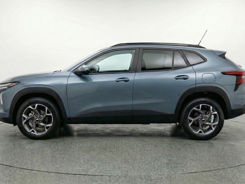 Used 2025 Chevrolet Trax LT w/ LT Convenience Package image 5
