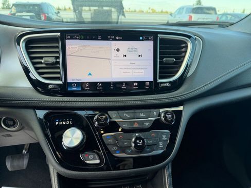 Used 2025 Chrysler Pacifica Limited image 21