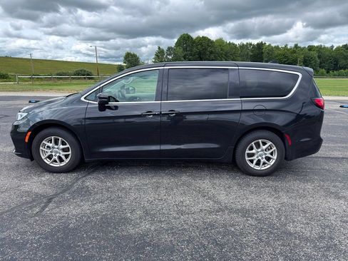 Used 2023 Chrysler Pacifica Touring-L FWD image 12
