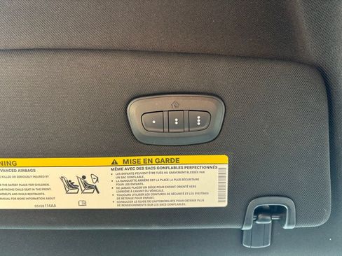 Used 2025 Chrysler Pacifica Select FWD image 24