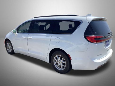 Used 2022 Chrysler Pacifica Touring-L FWD image 2