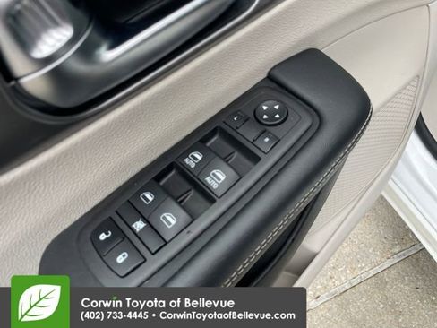 Used 2024 Chrysler Pacifica Touring-L FWD image 19