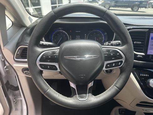 Used 2023 Chrysler Pacifica Touring-L FWD image 11