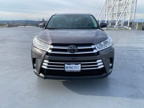 Used 2018 Toyota Highlander XLE image 3
