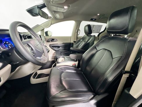Used 2023 Chrysler Pacifica Touring-L FWD image 14