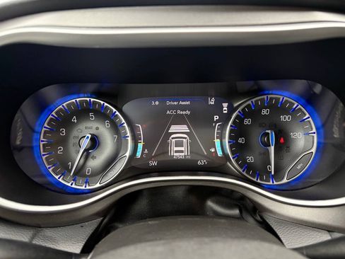 Used 2024 Chrysler Pacifica Touring-L FWD image 19