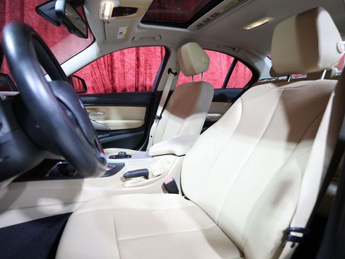Used 2018 BMW 320i Sedan RWD image 13
