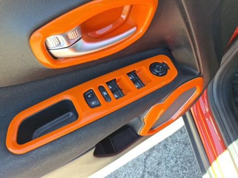 Used 2018 Jeep Renegade Latitude AWD/4WD image 15