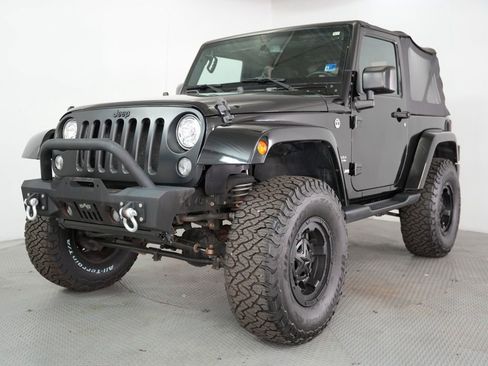 Used 2017 Jeep Wrangler Sahara AWD/4WD image 3