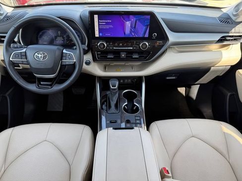 Used 2024 Toyota Highlander Limited FWD image 25