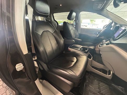 Used 2022 Chrysler Pacifica Touring-L image 25