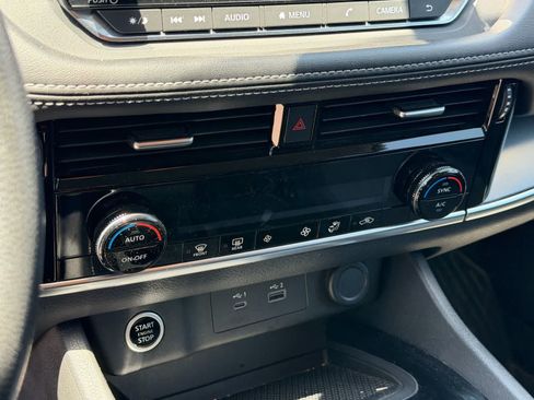 Used 2021 Nissan Rogue SV FWD image 11