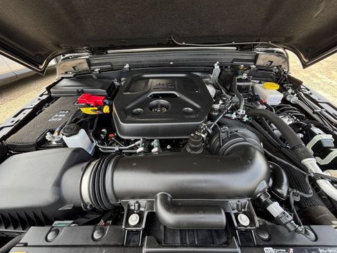 Used 2025 Jeep Wrangler Unlimited Sahara AWD/4WD image 33