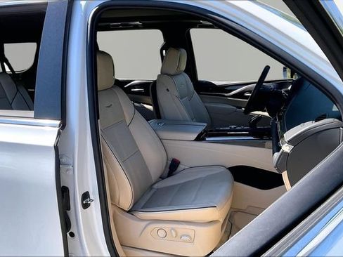 Used 2023 Cadillac Escalade ESV Premium Luxury w/ Performance Package AWD/4WD image 21