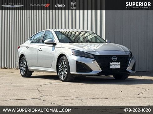 Used 2024 Nissan Altima 2.5 SV w/ SV Premium Package image 1