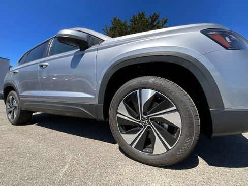New 2025 Volkswagen Taos SE image 9