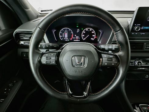 Used 2025 Honda Pilot Sport image 11