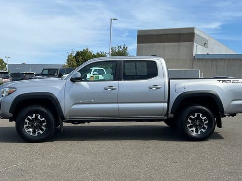 Used 2018 Toyota Tacoma TRD Off-Road w/ Technology Package RWD image 9