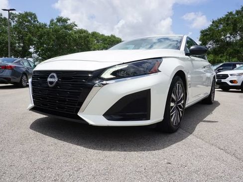 Used 2025 Nissan Altima 2.5 SV FWD image 17