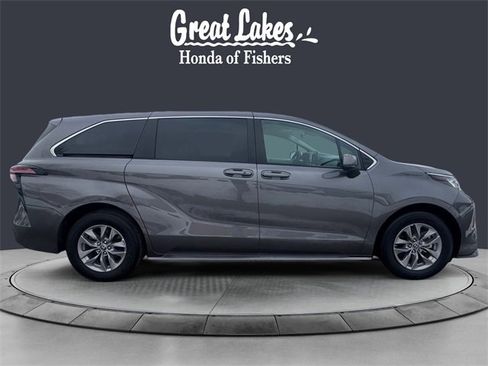 Used 2022 Toyota Sienna LE image 6
