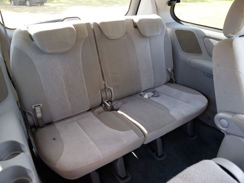 Used 2012 Kia Sedona LX image 21