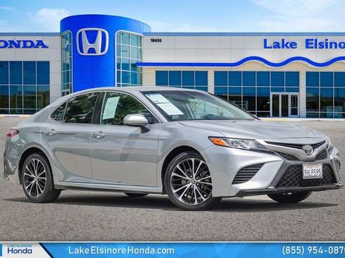 Used 2019 Toyota Camry SE FWD image 1