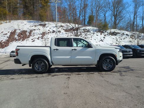 Used 2024 Nissan Frontier S image 4