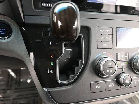 Used 2015 Toyota Sienna XLE image 31