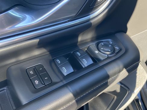 Used 2024 GMC Yukon SLT image 18