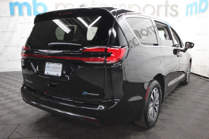 Used 2023 Chrysler Pacifica Touring-L FWD image 7