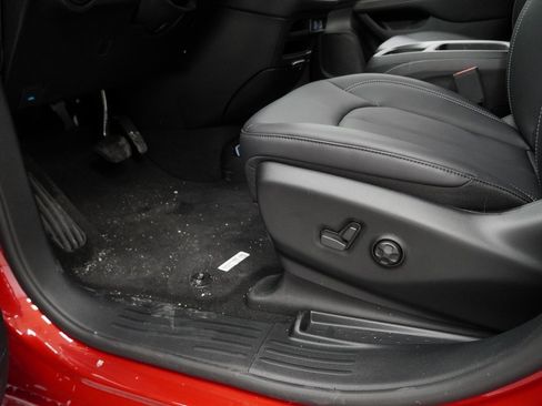 Certified 2025 Chrysler Pacifica Select image 36