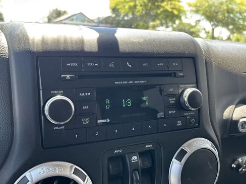 Used 2014 Jeep Wrangler Unlimited Rubicon w/ Connectivity Group AWD/4WD image 12
