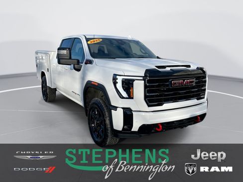 Used 2025 GMC Sierra 2500 AT4 image 1