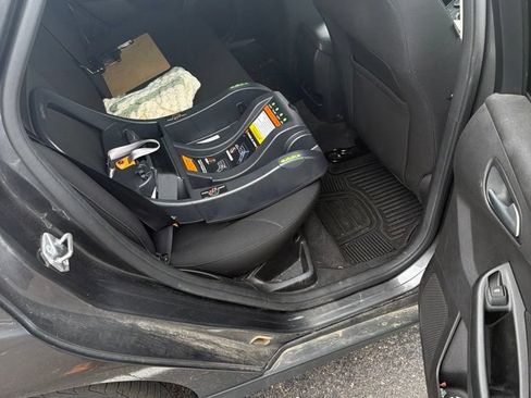 Used 2018 Ford Focus SE w/ Cold Weather Package FWD image 14