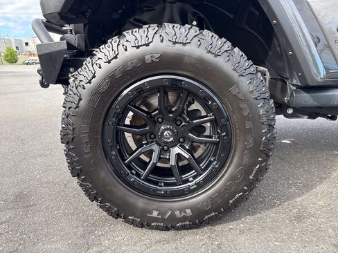 Certified 2025 Jeep Gladiator Sport AWD/4WD image 14