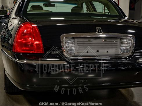 Used 2010 Lincoln Town Car Signature Limited image 42