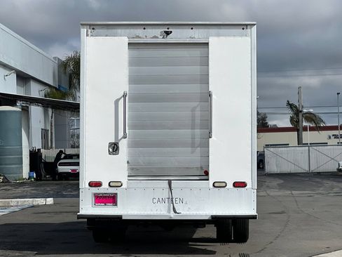 Used 2015 Chevrolet Express 4500 RWD image 6