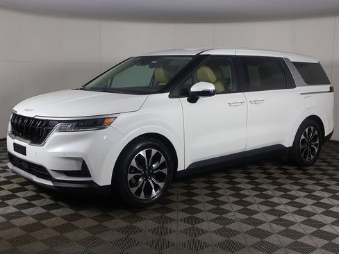 Used 2023 Kia Carnival EX image 8