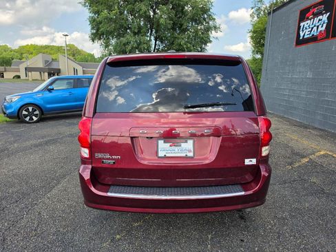 Used 2019 Dodge Grand Caravan SE w/ UConnect Hands-Free Group FWD image 4