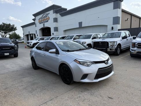 Used 2016 Toyota Corolla LE FWD image 2