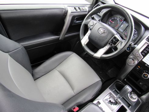Used 2022 Toyota 4Runner SR5 Premium w/ Moonroof Package AWD/4WD image 37