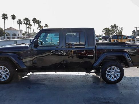 Used 2023 Jeep Gladiator Sport AWD/4WD image 14