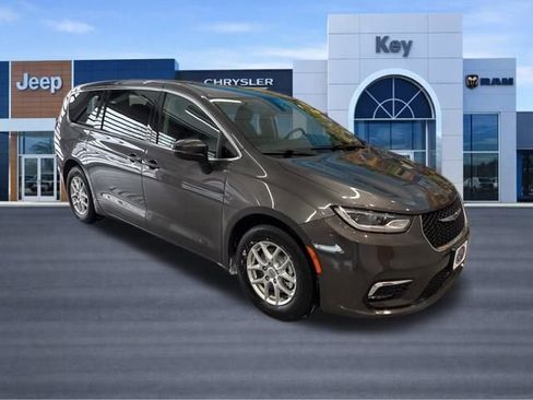Used 2023 Chrysler Pacifica Touring-L image 11