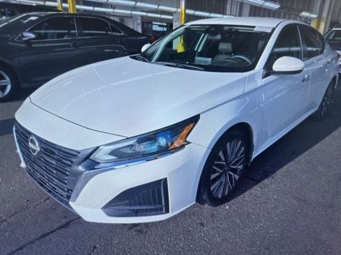 Used 2023 Nissan Altima 2.5 SV image 2