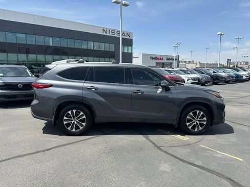 Used 2022 Toyota Highlander XLE AWD/4WD image 10