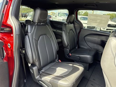 New 2026 Chrysler Pacifica Select image 24