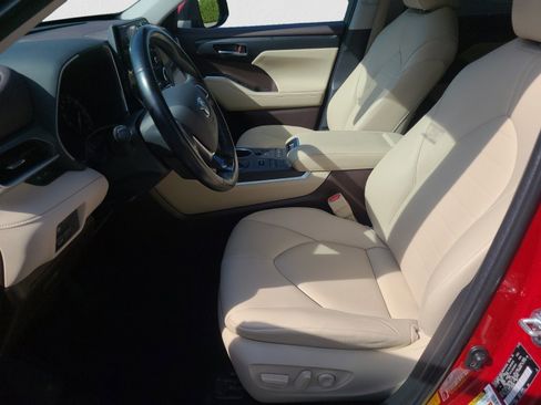 Used 2020 Toyota Highlander XLE image 11